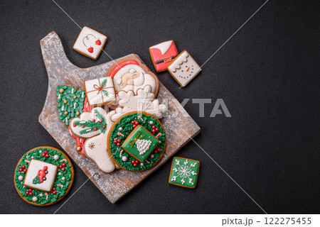 Delicious gingerbread cookies with honey, ginger and cinnamon 122275455