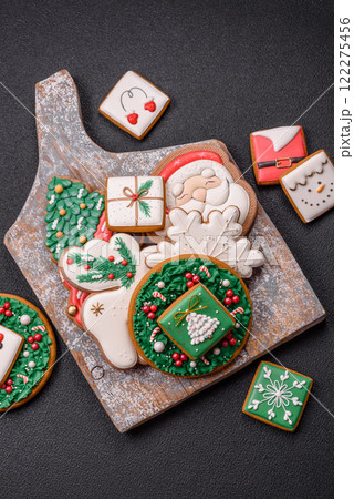 Delicious gingerbread cookies with honey, ginger and cinnamon 122275456