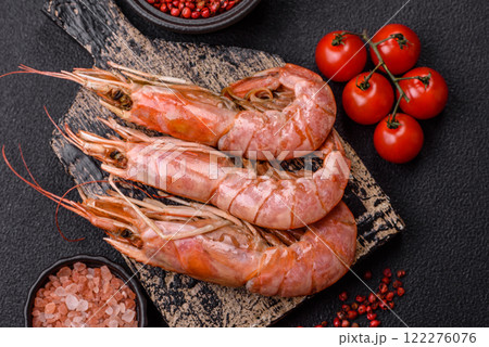 Boiled tiger prawns with salt, spices, herbs and vegetables 122276076