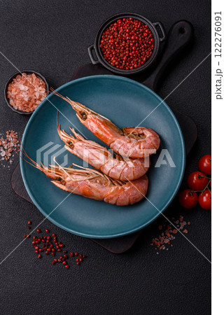 Boiled tiger prawns with salt, spices, herbs and vegetables 122276091