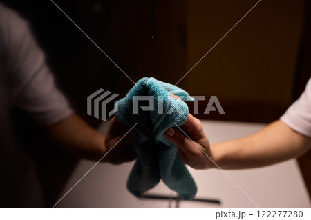 Effective and Safe Cleaning Techniques for a Curved Television Screen Using a Microfiber Cloth 122277280