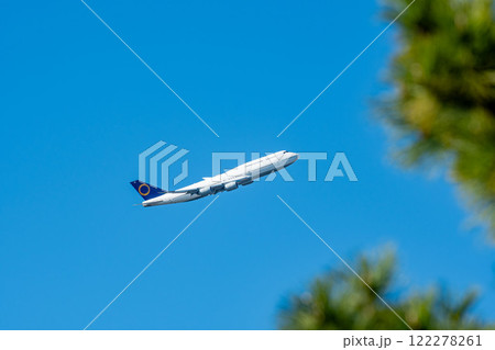海外へ向けて飛び立つジャンボジェット機 海外へ向けて飛び立つジャンボジェット機 122278261