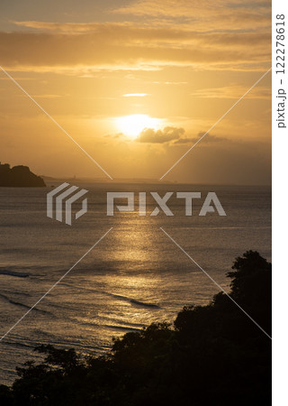 グァム島タモン湾に沈む夕日 122278618