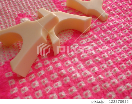 箏柱とピンク色の鹿の子絞の絹布 122278933