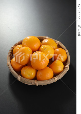 美味しそうな金柑 122278975
