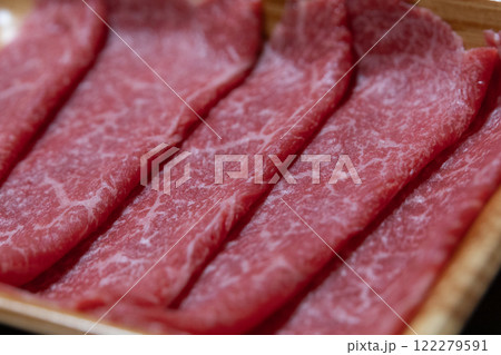 国産黒毛和牛　ランプ肉すき焼き用　(写真素材) 122279591
