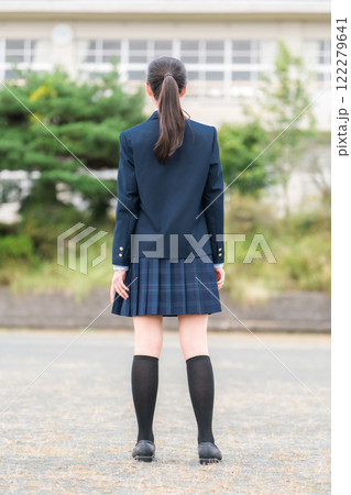 学校の校舎の前に立つ制服姿の中学生・高校生・小学生の後ろ姿 学校の校舎の前に立つ制服姿の中学生・高校生・小学生の後ろ姿 122279641