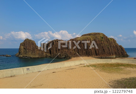 高さ20mの一枚岩「立岩」全景（京都府京丹後市） 122279748