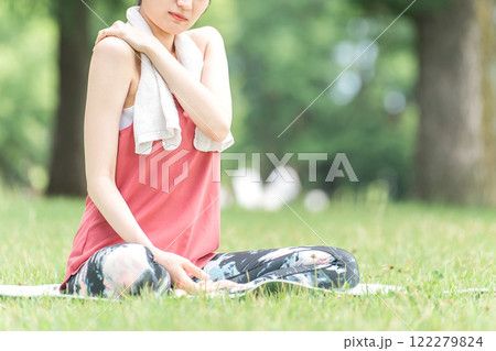森・公園でヨガ・ピラティス・瞑想・森林浴をする若い女性 122279824