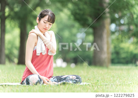 森・公園でヨガ・ピラティス・瞑想・森林浴をする若い女性 122279825