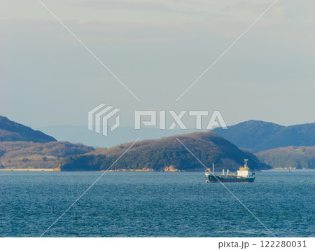 商船が浮かぶ瀬戸内海の風景 海運 商船が浮かぶ瀬戸内海の風景 海運 122280031