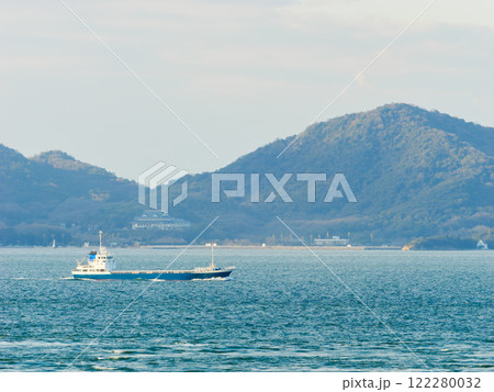 商船が浮かぶ瀬戸内海の風景　海運 122280032