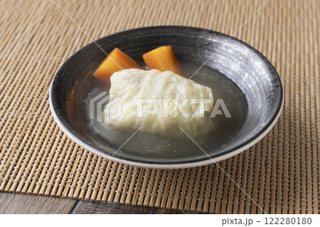 鰹出汁で煮込んだ和風ロールキャベツ 122280180