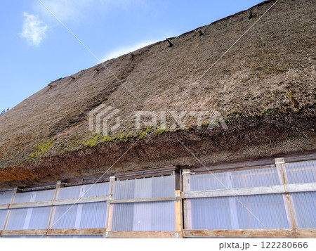 雪国の茅葺き屋根の家　富山県の相倉合掌造り集落 122280666