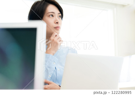 オフィスでパソコン作業をする若い女性 122280995