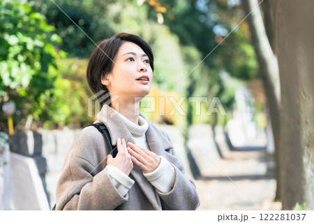 屋外を歩く女性 屋外を歩く女性 122281037