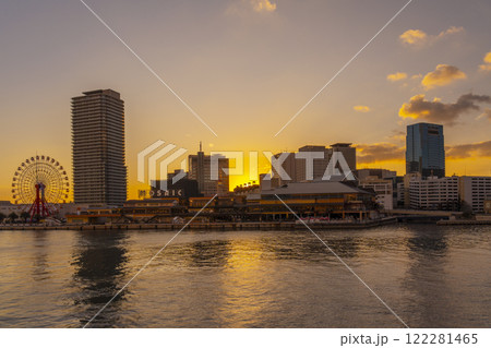神戸ハーバーランドの美しい夕景 122281465