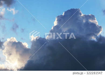 暗雲も広がっている夕暮れの空の迫力ある雲の風景 暗雲も広がっている夕暮れの空の迫力ある雲の風景 122281547