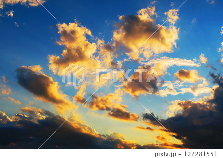 暗雲も広がっている夕暮れの空の迫力ある雲の風景 暗雲も広がっている夕暮れの空の迫力ある雲の風景 122281551