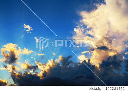 暗雲も広がっている夕暮れの空の迫力ある雲の風景 122281552