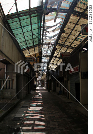 老朽化したシャッター通り商店街 122281582