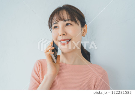 30代女性とスマホ通話 122281583