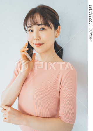 30代女性とスマホ通話 122281585