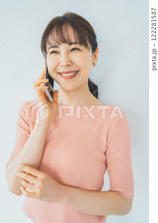 30代女性とスマホ通話 30代女性とスマホ通話 122281587