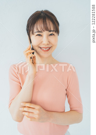 30代女性とスマホ通話 122281588