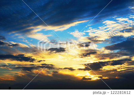 暗雲も広がっている夕暮れの空の迫力ある雲の風景 暗雲も広がっている夕暮れの空の迫力ある雲の風景 122281612
