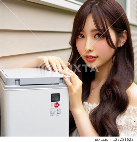 蓄電池に手を置く日本人女性 蓄電池に手を置く日本人女性 122281622
