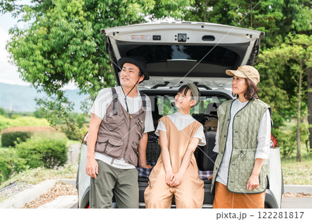 ドライブ・家族旅行・車で旅行に来た家族・ファミリー 122281817