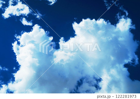 青空と白雲の迫力ある美しい風景 122281973