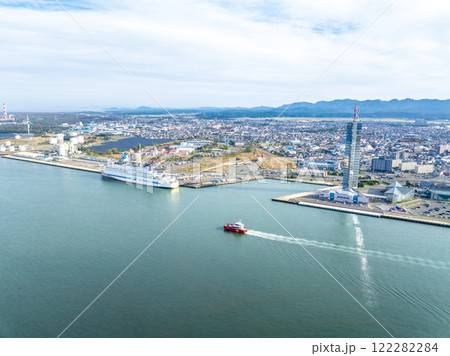 ポートタワーセリオンと秋田港（秋田県秋田市） 122282284