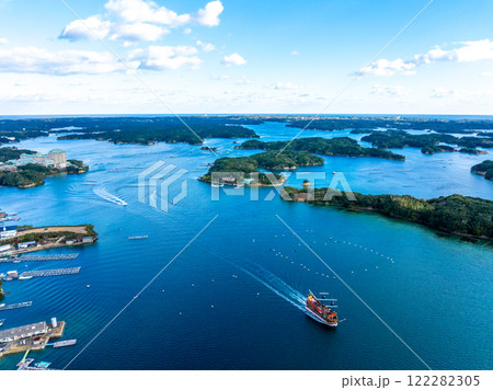 エスパーニャクルーズ船と賢島、英虞湾（三重県志摩市） 122282305