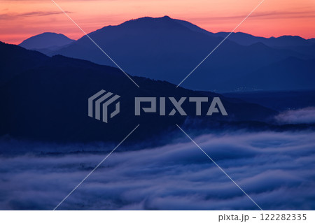 精進湖・パノラマ台から見る夜明けの山並みと雲海 122282335