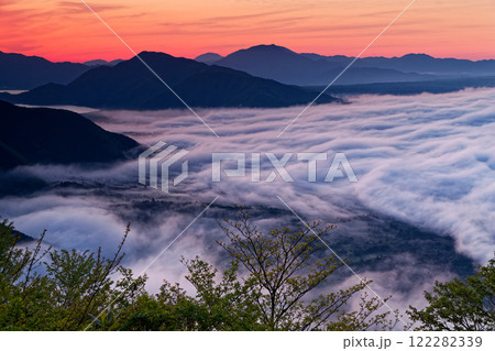 精進湖・パノラマ台から見る夜明けの山並みと青木ヶ原樹海の雲海 精進湖・パノラマ台から見る夜明けの山並みと青木ヶ原樹海の雲海 122282339
