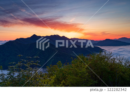 精進湖・パノラマ台から見る夜明けの御坂山地稜線 122282342