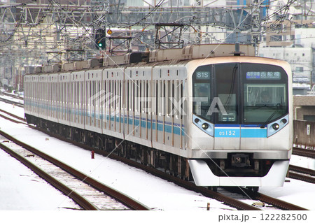 ［T］雪の東京メトロ東西線新05系電車 122282500