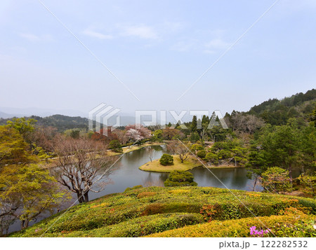 修学院離宮　上離宮　浴龍池と桜 122282532