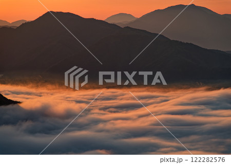 精進湖・パノラマ台から見る朝焼けの山並みと雲海 122282576