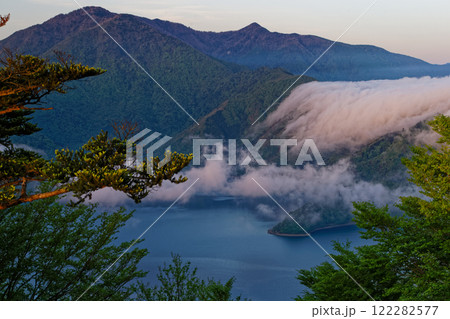 精進湖・パノラマ台から見る朝の本栖湖と滝雲 122282577