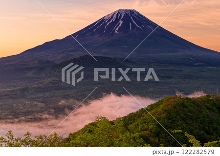 パノラマ台から見る朝焼けの富士山と雲海 パノラマ台から見る朝焼けの富士山と雲海 122282579