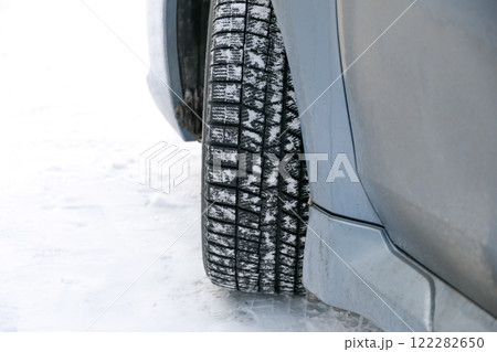 タイヤ, 車, 車輪, 雪道, 凍結, 凍結道路,スタッドレス、車両,乗り物,冬,雪,積雪 122282650