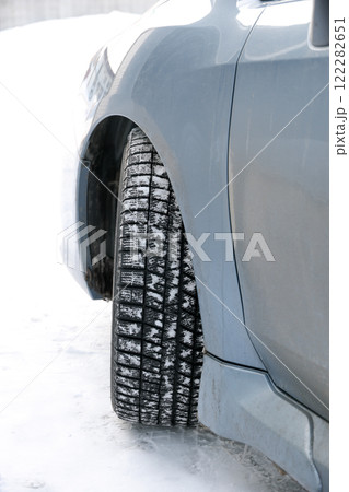タイヤ, 車, 車輪, 雪道, 凍結, 凍結道路,スタッドレス、車両,乗り物,冬,雪,積雪 122282651