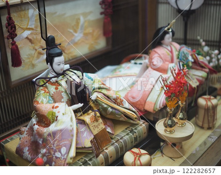 豪華な雛人形（座り雛・お内裏様メイン） 122282657