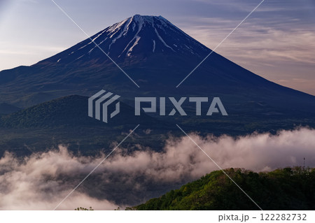 新緑の精進湖・パノラマ台から見る雲海と朝の富士山 新緑の精進湖・パノラマ台から見る雲海と朝の富士山 122282732