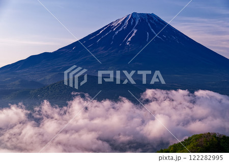 パノラマ台から見る朝の富士山と雲海 パノラマ台から見る朝の富士山と雲海 122282995