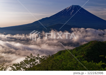 新緑の精進湖・パノラマ台から見る朝の富士山 新緑の精進湖・パノラマ台から見る朝の富士山 122282996