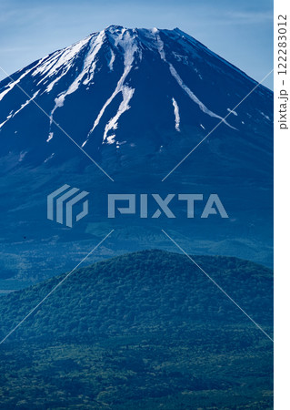 三方分山山頂から見る富士山と大室山 122283012